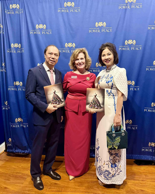 L'ambassadeur vietnamien aux États-Unis Nguyen Quoc Dung et son épouse Tran Thi Bich Van prennent une photo souvenir avec Elizabeth Karcher, directrice du musée de la résidence présidentielle Woodrow Wilson. Photo : Ambassade du Vietnam aux États-Unis. L'ambassadeur vietnamien aux États-Unis Nguyen Quoc Dung et son épouse Tran Thi Bich Van prennent une photo souvenir avec Elizabeth Karcher, directrice du musée de la résidence présidentielle Woodrow Wilson. Photo : Ambassade du Vietnam aux États-Unis.
