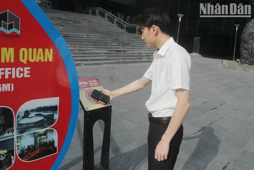 Vu Ngoc Hoan, un jeune de Hai Phong, s’est déclaré impressionné par l’initiative d’installer des panneaux NFC dans les sites touristiques. Photo : NDEL Vu Ngoc Hoan, un jeune de Hai Phong, s’est déclaré impressionné par l’initiative d’installer des panneaux NFC dans les sites touristiques. Photo : NDEL