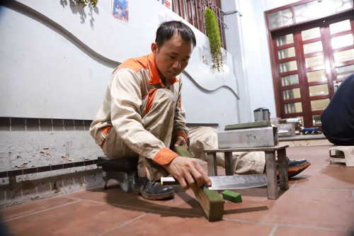 Jeune artisan du village de Da Sy, il est pionnier dans l’application des technologies modernes et la création des circuits touristiques expérientiels pour promouvoir l’image de son village et améliorer les revenus des habitants. Photo : baovanhoa.