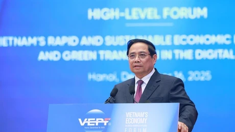 Le Premier ministre Pham Minh Chinh prend la parole lors du Forum économique du Vietnam 2025, perspectives 2026. Photo : VNA. 