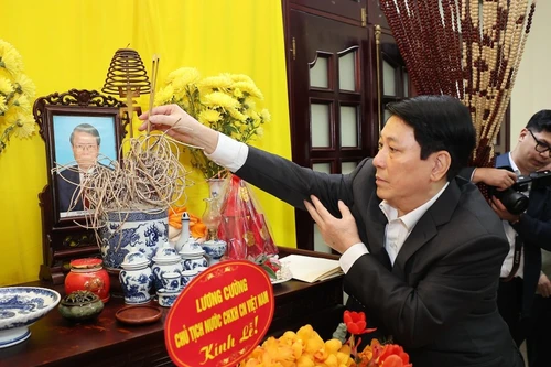 Le président Luong Cuong offre de l'encens à l'ancien chef de l'État Tran Duc Luong. Photo: VNA