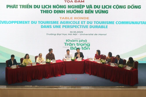 Table ronde sur le thème « Développement du tourisme agricole et du tourisme communautaire dans une perspective durable », le 10 octobre à Hanoï. Photo : Hanu.