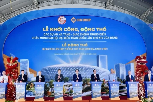 Les délégués à la cérémonie de pose de la première pierre du projet du Complexe national des sports de Rach Chiec. Photo : VNA.