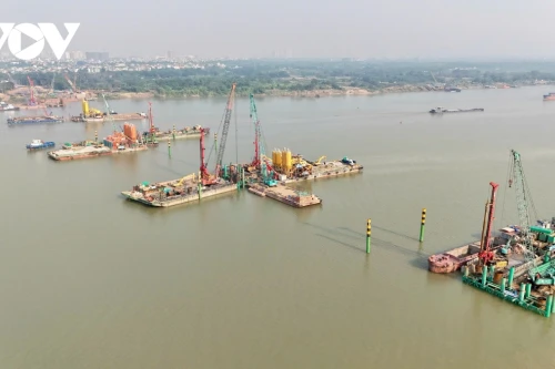 Profitant des conditions météorologiques favorables de ce début d'année, les entreprises chargées du pont Tran Hung Dao sur le fleuve Rouge mobilisent un maximum de personnel et de matériel et organisent plusieurs équipes de construction travaillant en parallèle. Elles sont déterminées à respecter le calendrier critique afin de mener à bien le projet comme prévu. Photo : VOV.