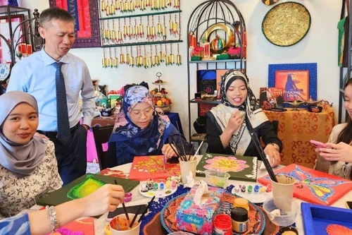 Des étudiants de l'UBD décorent des motifs traditionnels vietnamiens et brunéiens lors d'un échange culturel. Photo : NDEL.
