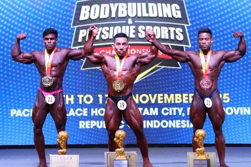 Pham Van Mach (centre) remporte le septième titre de champion du monde de sa carrière. Photo : nld.com.vn