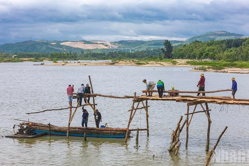Les habitants s'attellent à la reconstruction du pont, emporté par les inondations de novembre dernier. Photo : NDEL.