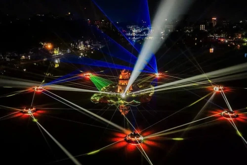 Un espace illuminé autour du lac Hoan Kiem accueillera une série d'événements culturels pour célébrer le Nouvel An 2026. Photo : VOV.