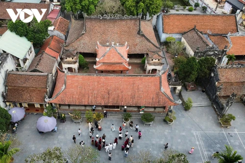 Le village ancien de Hung Lo (quartier de Van Phu, province de Phu Tho) est situé sur une rive de la pittoresque rivière Lo. Le complexe historique et culturel du temple Hung Lo s'étend sur une superficie de 5 000 mètres carrés. Photo : VOV.