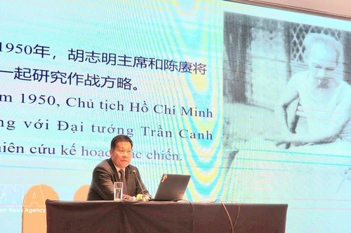 Lors du séminaire « Ho Chi Minh en Chine », les étudiants ont écouté la présentation par le professeur Hu Xianzhong, de l'École centrale de la Ligue chinoise, de ses recherches sur le parcours révolutionnaire du Président Ho Chi Minh, depuis sa quête du salut national jusqu’à ses activités en Chine. Photo : VNA.