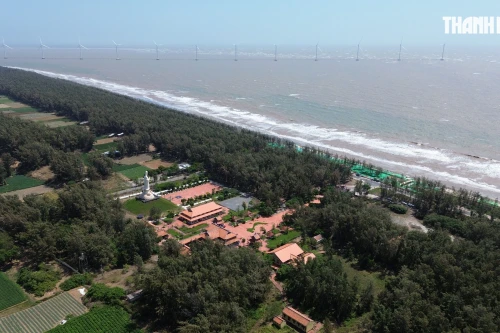 Le monastère de Truc Lam Tra Vinh est niché au cœur d'une pinède, à proximité de la plage de Ba Dong. Photo : thanhnien.vn