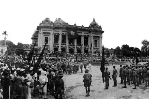 Les journées bouillonnantes d’août à Hanoï. La Révolution d’Août ouvre une ère nouvelle au Vietnam, celle où le peuple prend en main son pays et son destin. Photo d’archives : VNA.
