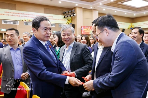 Le président de l'Assemblée nationale, Tran Thanh Man (à gauche), présente ses vœux de Nouvel An aux fonctionnaires et employés de la Cour des comptes de l'État le 23 février. Photo : VNA.