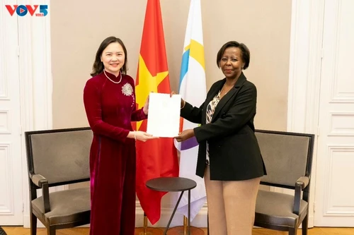 L’ambassadrice Nguyên Thi Vân Anh présente ses lettres de créance à la Secrétaire générale de la Francophonie, Louise Mushikiwabo. Photo : VOV.
