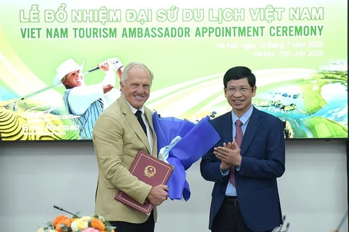 Le vice-ministre de la Culture, des Sports et du Tourisme, Hô An Phong, remet la décision de reconduire Greg Norman, en tant qu'ambassadeur du tourisme du Vietnam pour la période 2025-2030. Photo : TITC.