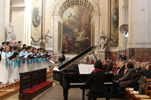 L’ensemble vocal Hop ca Que huong au 28e Festival international de chant choral de Paris. Photo : VNA