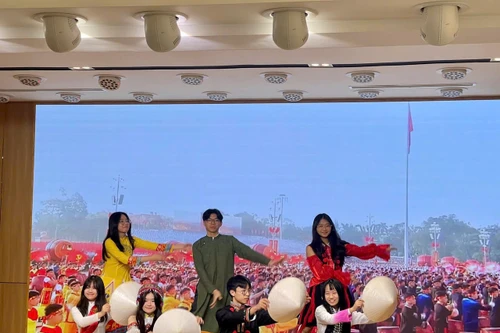 Un spectacle de danse présenté par des étudiants vietnamiens. Photo : thoidai.com.vn