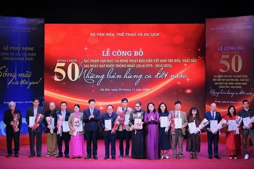Les délégués présents à la cérémonie dévoilant les 50 œuvres littéraires et artistiques vietnamiennes exemplaires depuis la réunification (1975-2025). Photo : VNA.