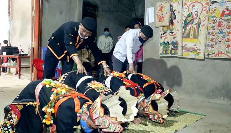 L’attribution des esprits protecteurs est censé conférer à l’initié une force spirituelle lui permettant de mener une vie en accord avec les valeurs traditionnelles des Dao. L’attribution des esprits protecteurs est censé conférer à l’initié une force spirituelle lui permettant de mener une vie en accord avec les valeurs traditionnelles des Dao.