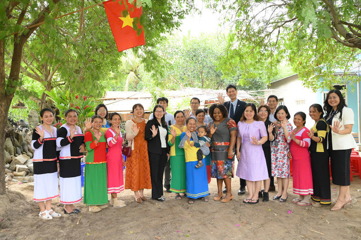 Les délégués rendent visite aux ménages bénéficiaires du projet à Ninh Thuân. Photo : ONU Femmes.