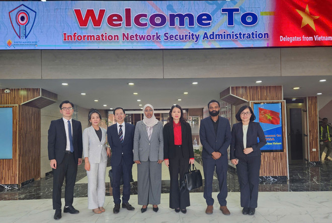 La vice-ministre Nguyen Minh Hang a visité et travaillé avec l'Administration du système de la sécurité d'information. Photo : VNA. La vice-ministre Nguyen Minh Hang a visité et travaillé avec l'Administration du système de la sécurité d'information. Photo : VNA.