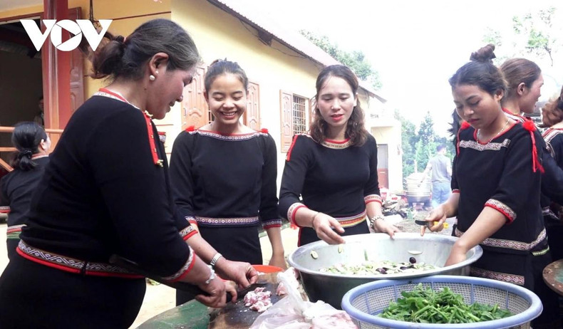 Chacun à sa tâche, unissant leurs efforts pour préparer la cérémonie de bénédiction de la maison communautaire. Photo : VOV Chacun à sa tâche, unissant leurs efforts pour préparer la cérémonie de bénédiction de la maison communautaire. Photo : VOV