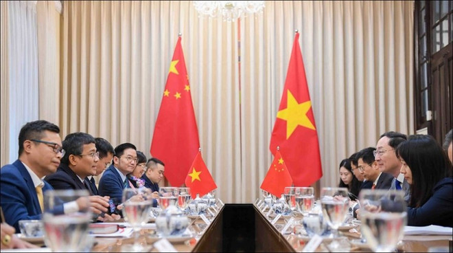 Lors de l’entretien entre le vice-ministre vietnamien des Affaires étrangères Nguyên Minh Vu et son homologue chinois Sun Weidong, à Hanoi, le 26 février. Photo : VNA.