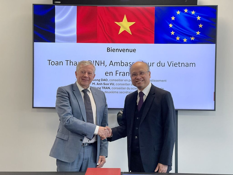 Jean-Luc Heimburger, président de la Chambre de Commerce et d’Industrie de la région Alsace-Eurométropole (gauche), et Dinh Toàn Thang, ambassadeur du Vietnam en France. Photo : VNA Jean-Luc Heimburger, président de la Chambre de Commerce et d’Industrie de la région Alsace-Eurométropole (gauche), et Dinh Toàn Thang, ambassadeur du Vietnam en France. Photo : VNA