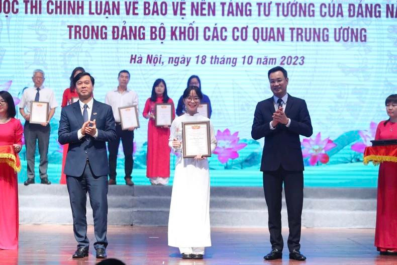 Des étudiants vietnamiens à Nankin remportent des prix dans un concours de réflexion politique sur la préservation de la pensée idéologique du Parti. Des étudiants vietnamiens à Nankin remportent des prix dans un concours de réflexion politique sur la préservation de la pensée idéologique du Parti.