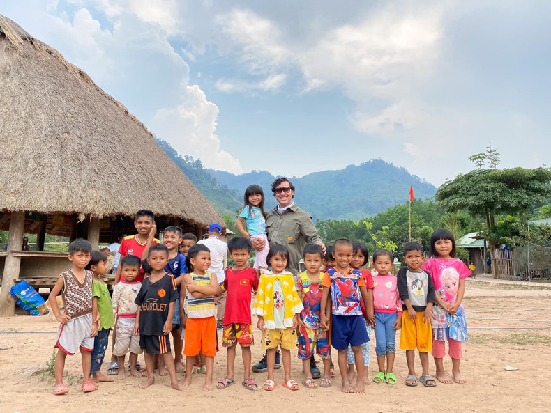 Kawa Wandi aux côtés des enfants de Quang Nam lors de ses actions caritatives. Photo : P.V Kawa Wandi aux côtés des enfants de Quang Nam lors de ses actions caritatives. Photo : P.V