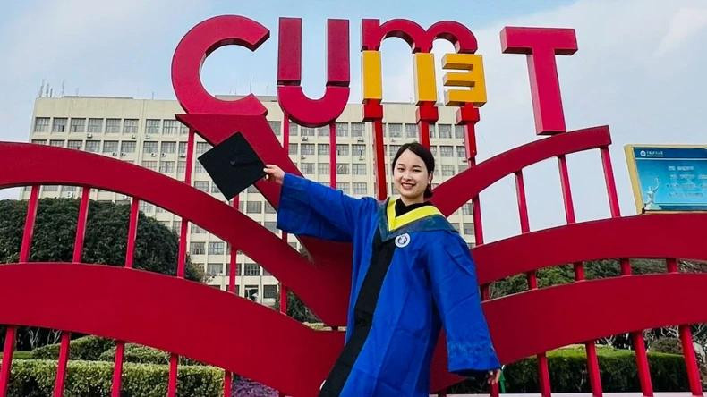 Vu Khanh Ly, diplômée de l’Université des mines et technologies de Chine en 2023. Vu Khanh Ly, diplômée de l’Université des mines et technologies de Chine en 2023.