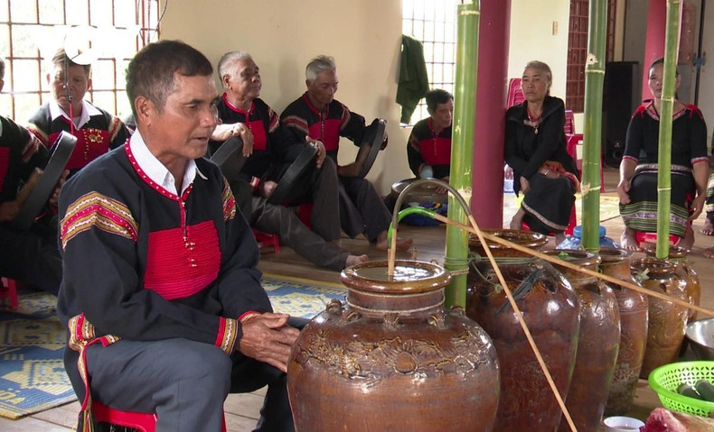 Au rythme envoûtant des gongs, le prêtre exécute les rites traditionnels des Ê Dê, invoquant la paix, l’unité, la prospérité des récoltes et une vie abondante pour toute la communauté. Photo : VOV Au rythme envoûtant des gongs, le prêtre exécute les rites traditionnels des Ê Dê, invoquant la paix, l’unité, la prospérité des récoltes et une vie abondante pour toute la communauté. Photo : VOV