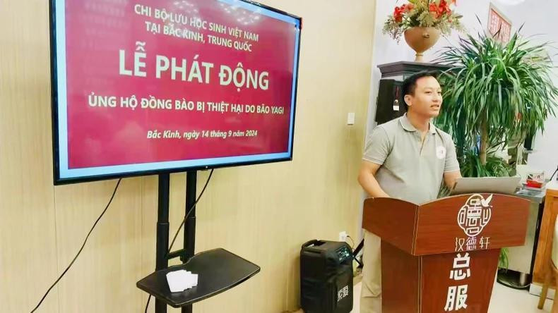 Lê Duc Anh lors d’une campagne de solidarité pour les victimes du typhon Yagi. Lê Duc Anh lors d’une campagne de solidarité pour les victimes du typhon Yagi.