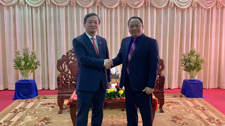 L’ambassadeur du Vietnam au Laos, Nguyên Minh Tâm, en discussion avec Monxay Laomuasong, secrétaire du Comité central de l’Union de la jeunesse révolutionnaire populaire lao. Photo : Ambassade du Vietnam au Laos L’ambassadeur du Vietnam au Laos, Nguyên Minh Tâm, en discussion avec Monxay Laomuasong, secrétaire du Comité central de l’Union de la jeunesse révolutionnaire populaire lao. Photo : Ambassade du Vietnam au Laos