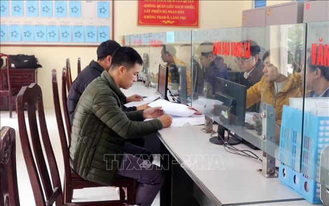 À Ha Nam, des habitants viennent pour faire des formalités administratives. Photo : VNA. À Ha Nam, des habitants viennent pour faire des formalités administratives. Photo : VNA.