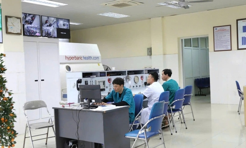 Le Centre de médecine sous-marine et d’oxygénothérapie hyperbare de l’Institut de médecine maritime du Vietnam a traité avec succès de nombreux cas graves, tels que les accidents de plongée, les intoxications aux gaz toxiques et les complications liées à la pression dans les ouvrages souterrains. Photo : VOV
