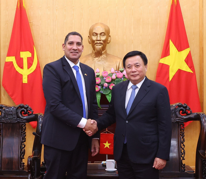 Nguyên Xuân Thang, membre du Bureau politique, directeur de l'Académie nationale de politique Hô Chi Minh et président du Conseil théorique central et l'ambassadeur de Suède au Vietnam, Johan Ndisi (gauche). Photo : VNA. Nguyên Xuân Thang, membre du Bureau politique, directeur de l'Académie nationale de politique Hô Chi Minh et président du Conseil théorique central et l'ambassadeur de Suède au Vietnam, Johan Ndisi (gauche). Photo : VNA.