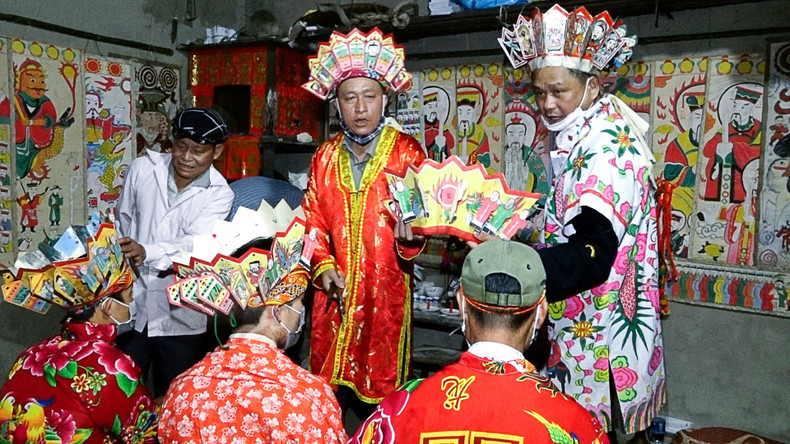 Lễ khai đàn symbolise la sacralisation du lieu. Lễ khai đàn symbolise la sacralisation du lieu.