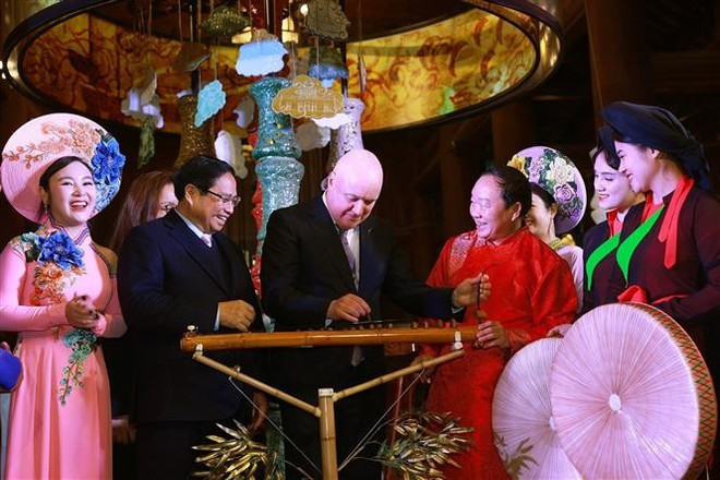 Le Premier ministre néo-zélandais Christopher Luxon découvre le đàn bầu, un instrument de musique vietnamien fabriqué en bambou. Photo : VNA. Le Premier ministre néo-zélandais Christopher Luxon découvre le đàn bầu, un instrument de musique vietnamien fabriqué en bambou. Photo : VNA.