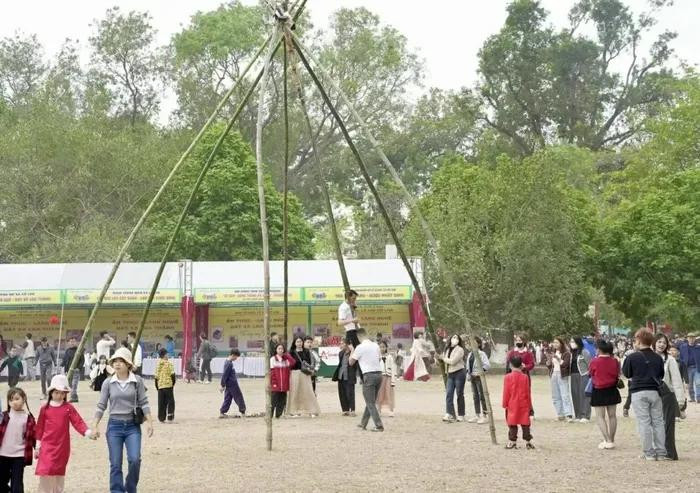 Le Festival de Cô Loa 2025 attire une foule nombreuse d’habitants locaux et de touristes. Photo : Service de la Culture et des Sports de la ville de Hanoï Le Festival de Cô Loa 2025 attire une foule nombreuse d’habitants locaux et de touristes. Photo : Service de la Culture et des Sports de la ville de Hanoï