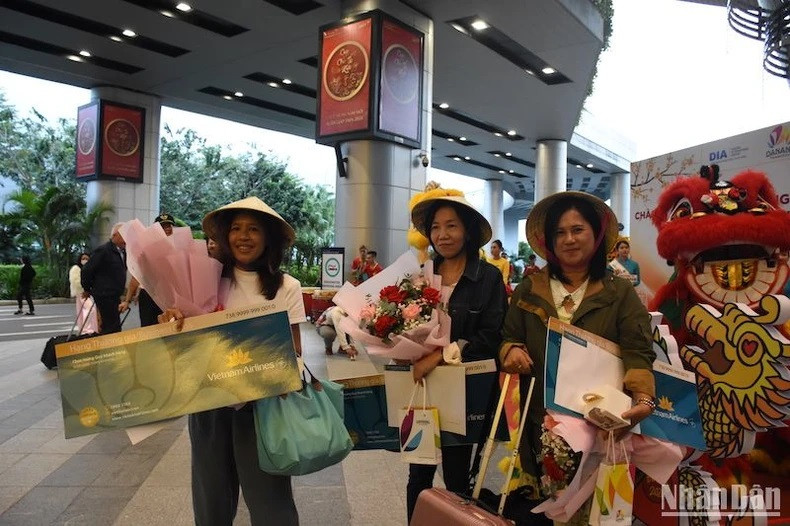 Trois autres passagers ont reçu des billets d’avion aller-retour.