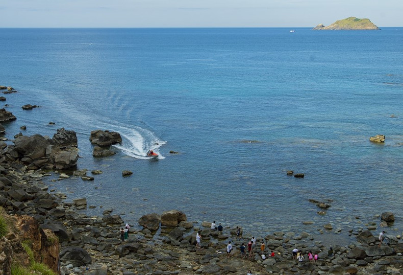 En venant à Eo Gio, les visiteurs ont l'opportunité de faire une expérience en canoë. Photo: VNA En venant à Eo Gio, les visiteurs ont l'opportunité de faire une expérience en canoë. Photo: VNA