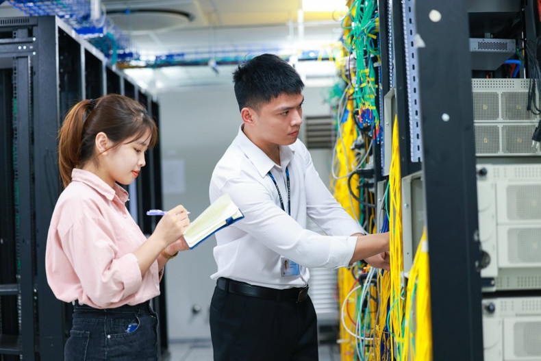 De nombreux grands projets mondiaux ont été mis en œuvre par des ingénieurs vietnamiens au Centre de R&D de Samsung Vietnam. Photo : dautu.vn