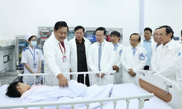 Le Président Vo Van Thuong visite l'hôpital pédiatrique N°1 à Hô Chi Minh-Ville ảnh 2