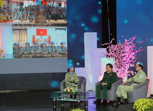 Le général de corps d’armée Hoàng Xuân Chiên, vice-ministre vietnamien de la Défense (milieu), lors du programme. Photo : VNA. Le général de corps d’armée Hoàng Xuân Chiên, vice-ministre vietnamien de la Défense (milieu), lors du programme. Photo : VNA.