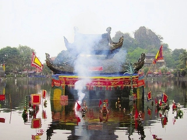 Pavillon sur l’eau dans la pagode Thây.