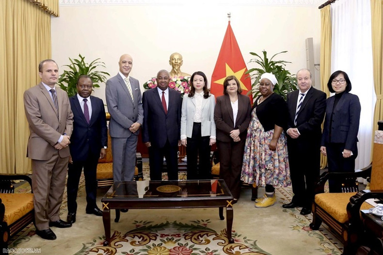 La vice-ministre vietnamienne des Affaires étrangères Nguyên Minh Hang et les ambassadeurs des pays africains à Hanoï. Photo : baoquocte. La vice-ministre vietnamienne des Affaires étrangères Nguyên Minh Hang et les ambassadeurs des pays africains à Hanoï. Photo : baoquocte.