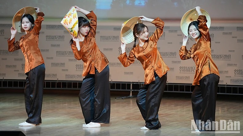 Les étudiants vietnamiens dansent avec des chapeaux coniques. Les étudiants vietnamiens dansent avec des chapeaux coniques.