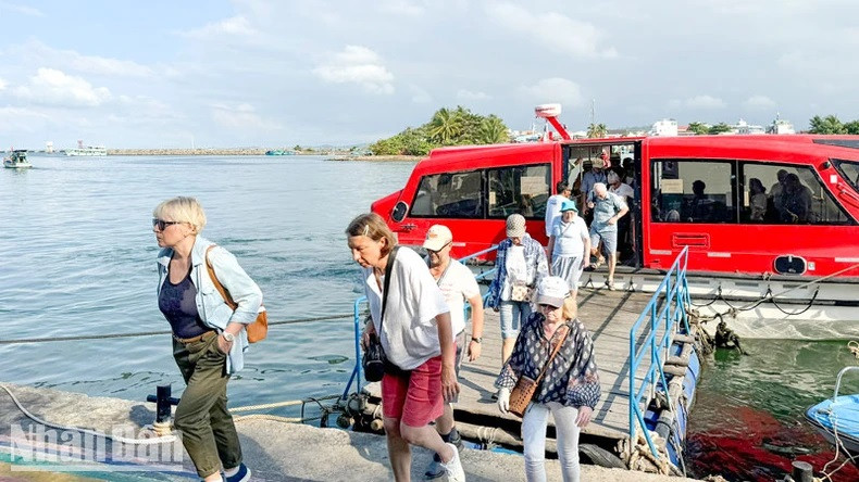 Les touristes débarquent et explorent l’île de Phu Quôc.
