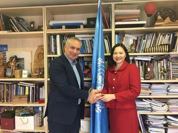 Le sous-directeur général pour la culture de l’UNESCO Ernesto Ottone Ramirez reçoit l’ambassadrice Nguyên Thi Vân Anh, représentante permanente du Vietnam auprès de l’UNESCO. Photo: VNA